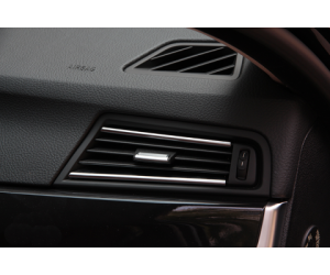 Chromové lišty ventilace na palubce BMW 5 F10/F11